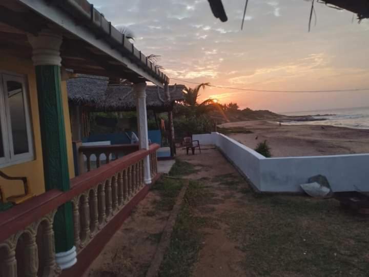 Happy Beach Guest House ハンバントタ エクステリア 写真